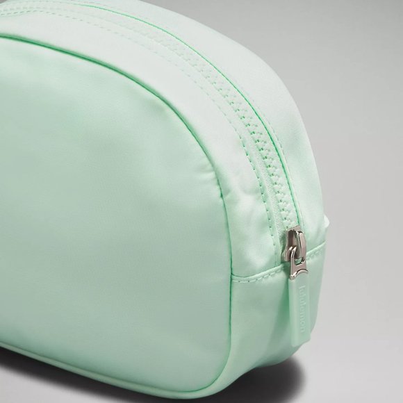 Go Getter Pouch Mini Lululemon Bag - Picture 3 of 17